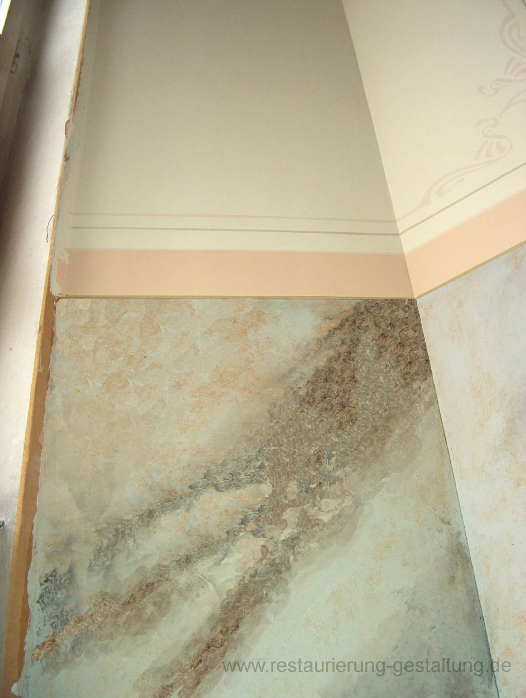 Die Firma Restaurierung und Gestaltung hat die Malerarbeiten an der Musterachse hergestellt. Malermeister Schimpf der sich als Restaurator für historische Malerei im Malerhandwerk spezialisiert hat eine Steinimitation in als Marmorpaneel aufgemalt. staatl. gepr. Techniker und Malermeister Schimpf arbeitet oft im Treppenhaus mit einer Marmorierung, Marmorimitation oder Marmormalerei. Aus als Restaurator für Steinimitation hat er schon viele Historische Marmorpaneele restauriert.